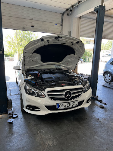 Automobil na dizalici u radionici